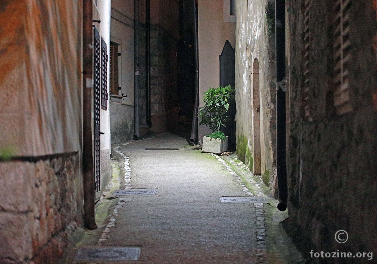 Stara ulica po noći