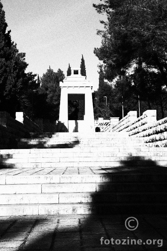 Svjetlost i tama oko spomenika Partizana