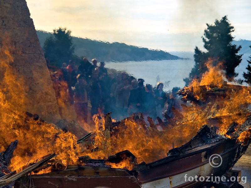 Prinošenje...4