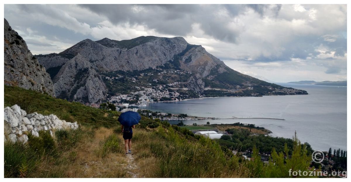 Silazak s Peruna prema Omišu