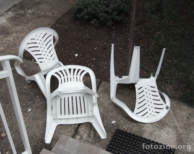 Razbijene stolice