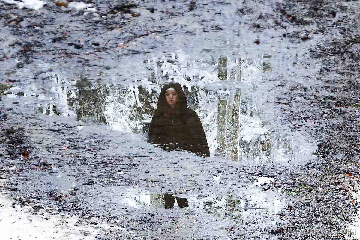 Na šumskoj stazi zrcalo u vodi ljepoj djevojci pogled dovodi...