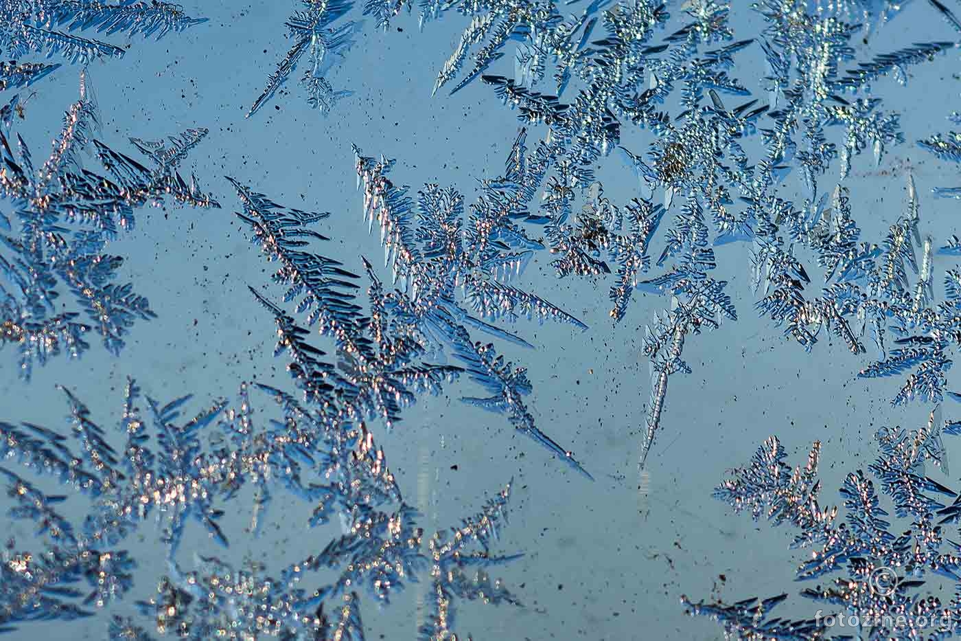 U ranu zoru zima crta po prozoru...