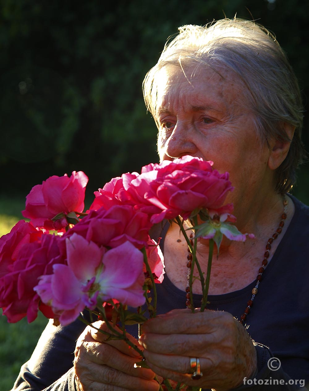 Starica sa ružama