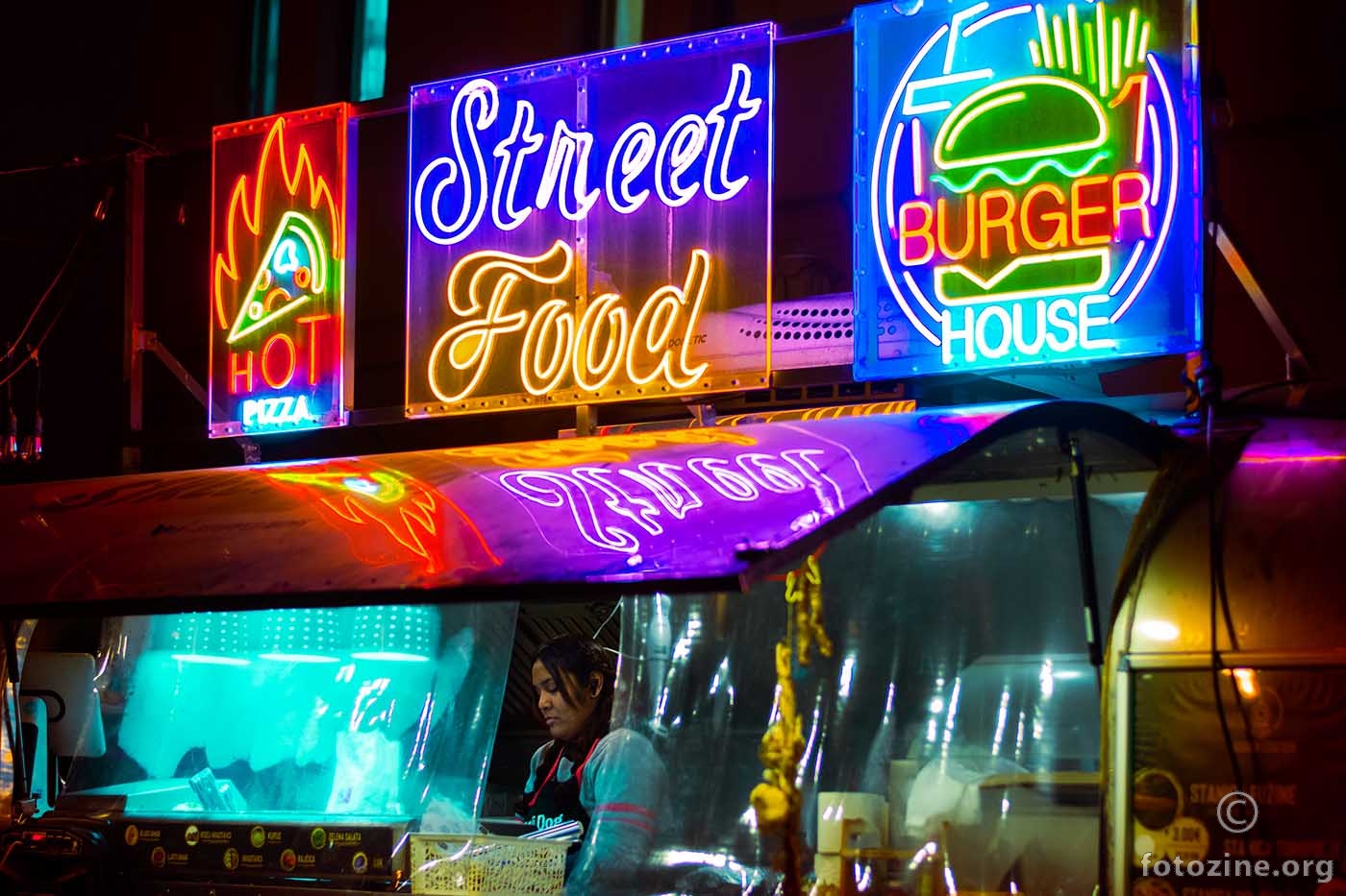 Street food na kolodvoru od noći radi do u zoru...