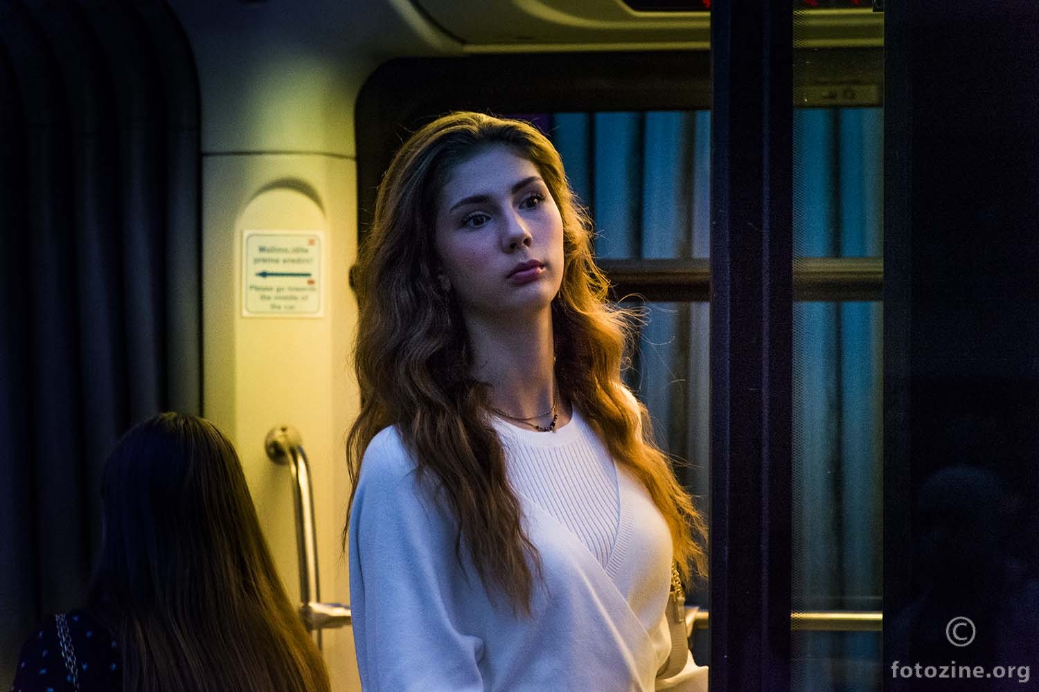Djevojka u tramvaju.