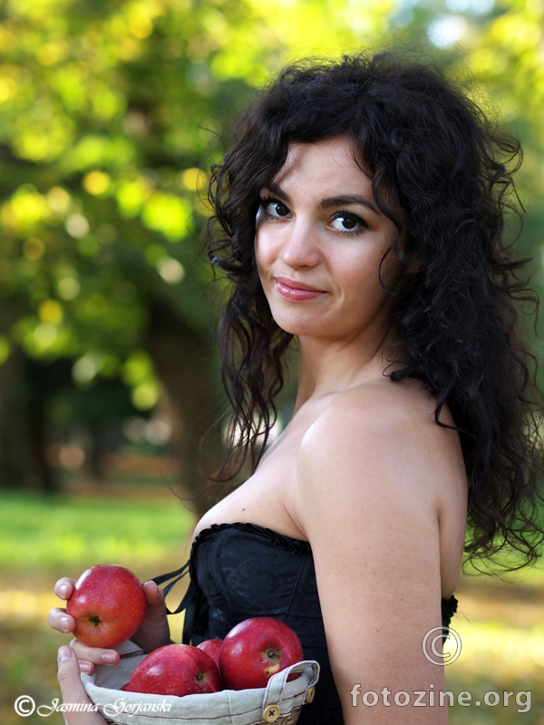 Djevojka s jabukama