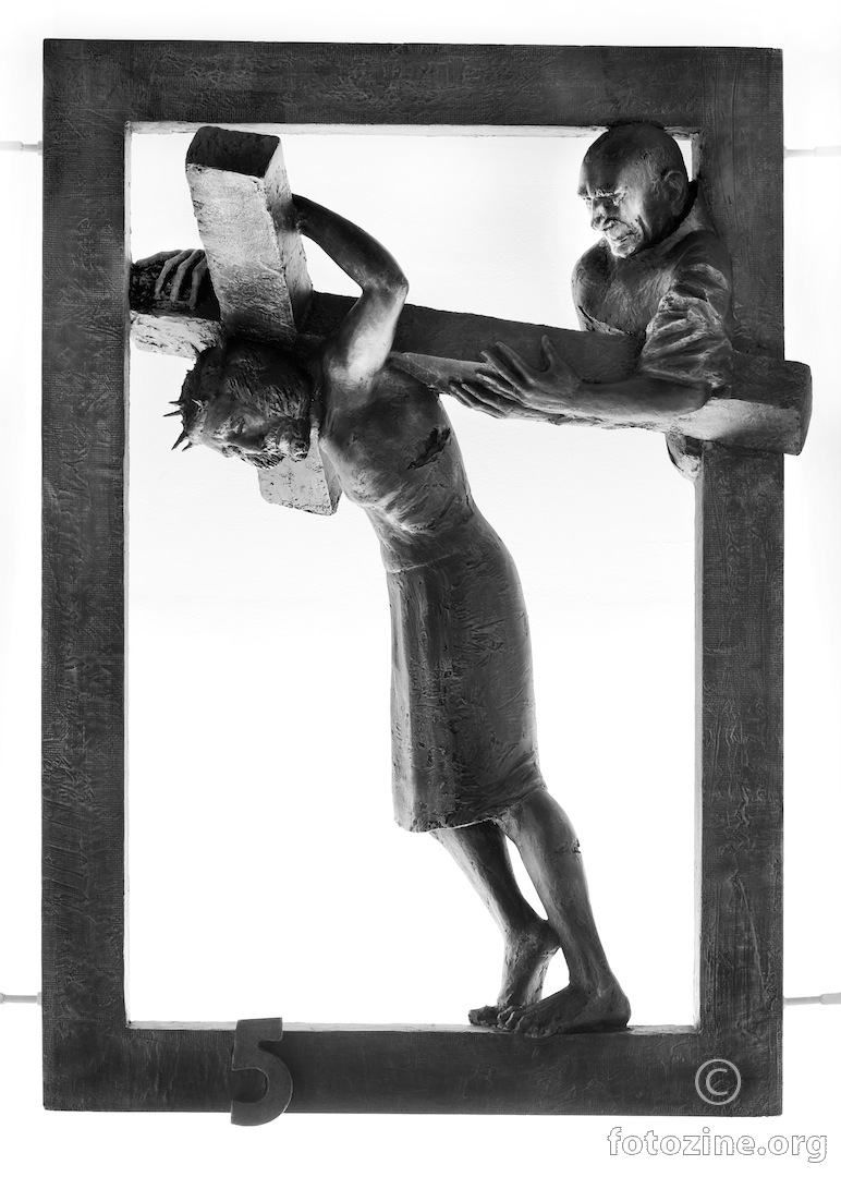 5.postaja:Šimun Cirenac pomaže Isusu nositi križ