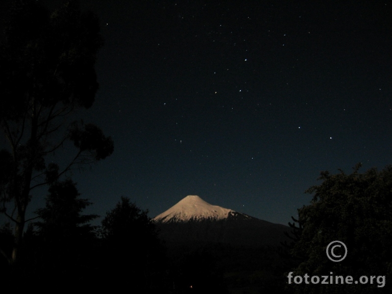 Vulkan Osorno i zviježđe "Južni Križ"