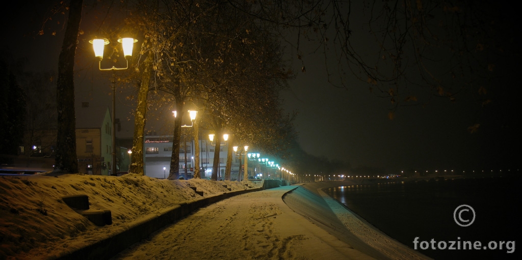 Brodski kej noću, prekriven snijegom...
