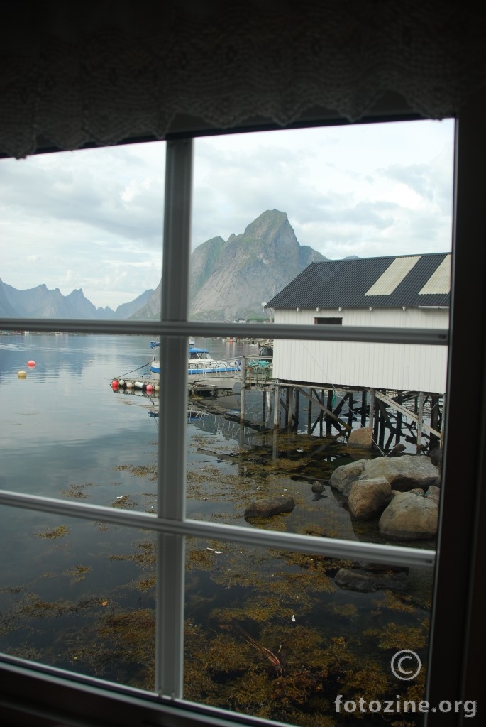 Pogled kroz prozor, Reine, Lofoten, Norveška