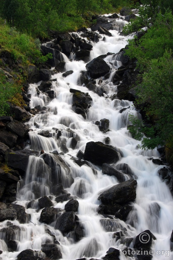 Jedan od zaista bezbroj slapova u Norveškoj.