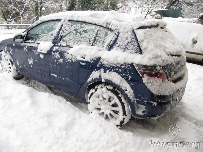 Auto u snijegu u Opatiji