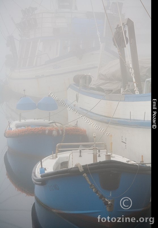 Ribarska flota u maglovito jutro
