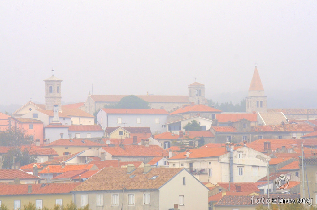 stari grad u magli