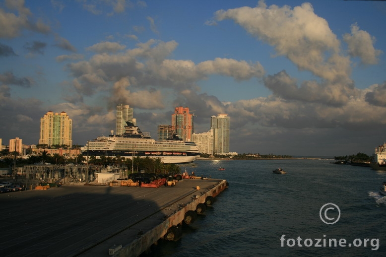 Putnicki brod, na izlazu iz luke Miami