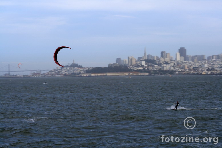 wind surfing, u pozadini San Francisco.