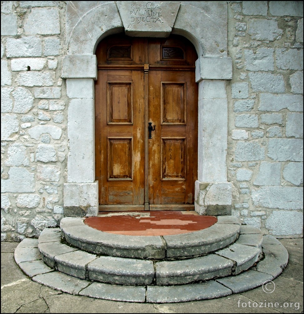 ulaz u crkvu- Grad Grobnik