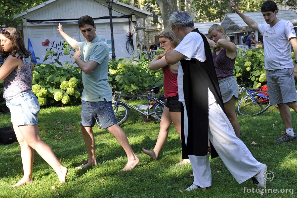 sensei Boro pokazuje kako treba hodati u krug