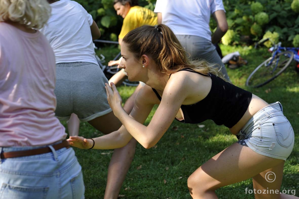 ovo nije Tai Chi poza - nešto je krivo shvatila!