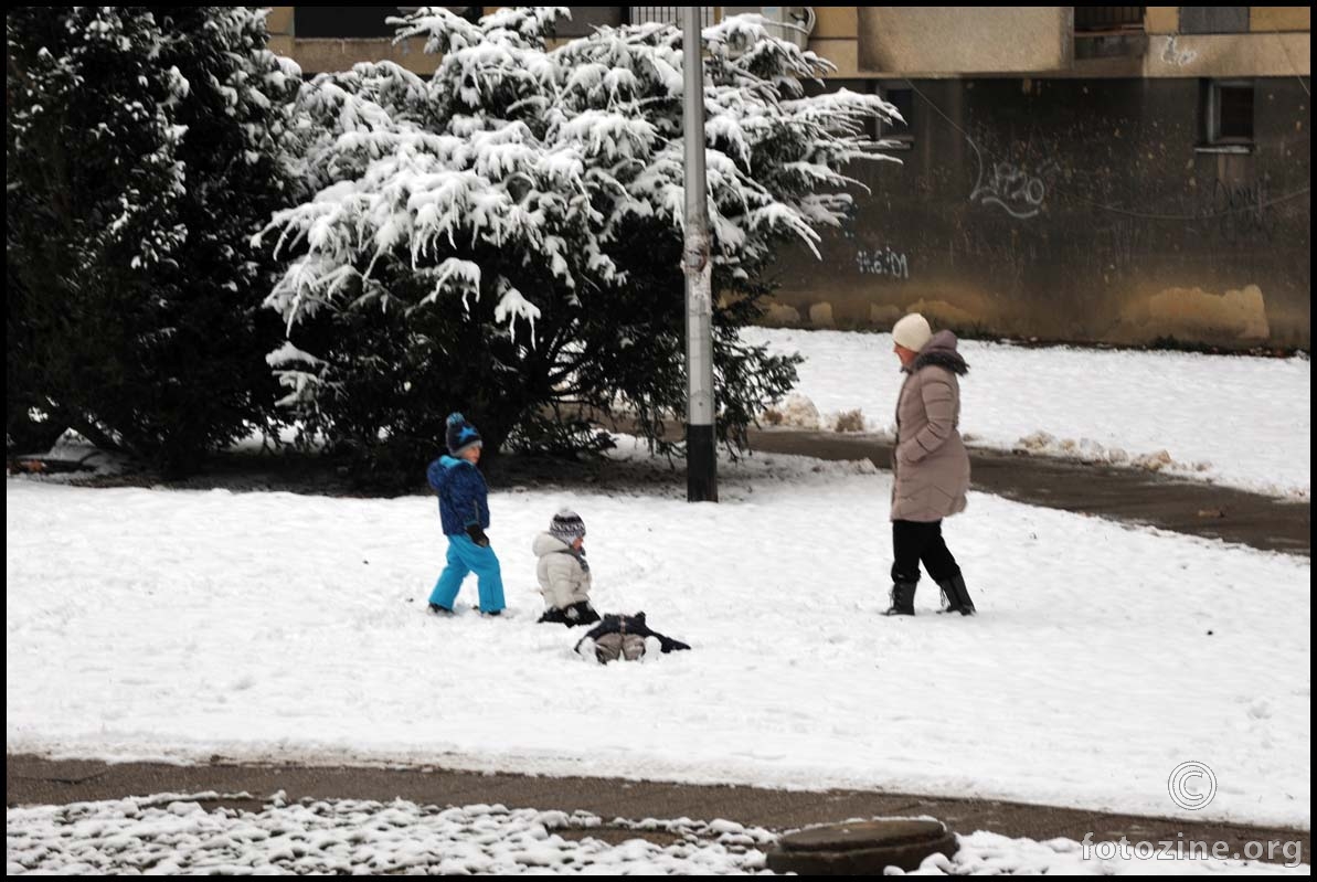 baš je lijepo ležati u snijegu