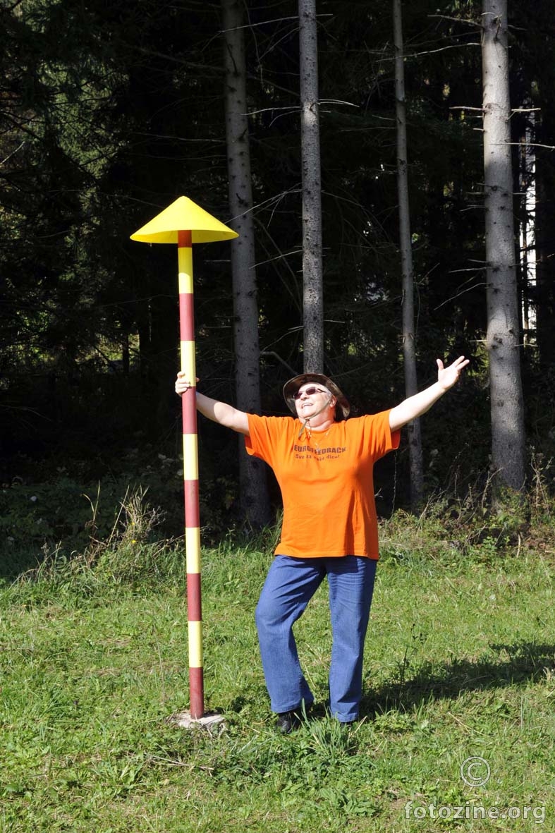 Tko ima ljepši šešir - ja ili prugasti stupić??