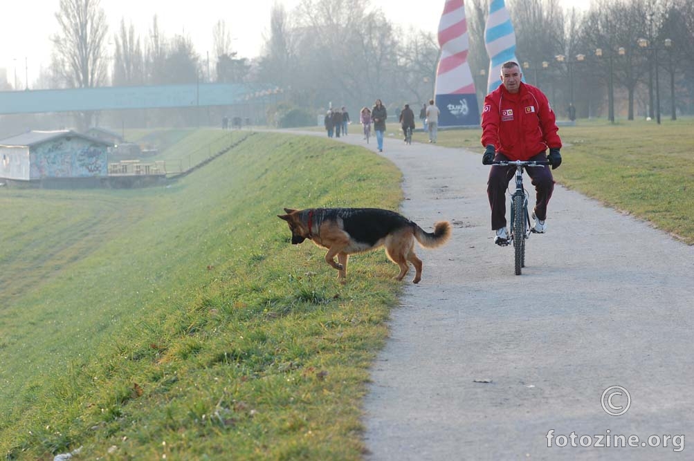 biciklist i njegov pas