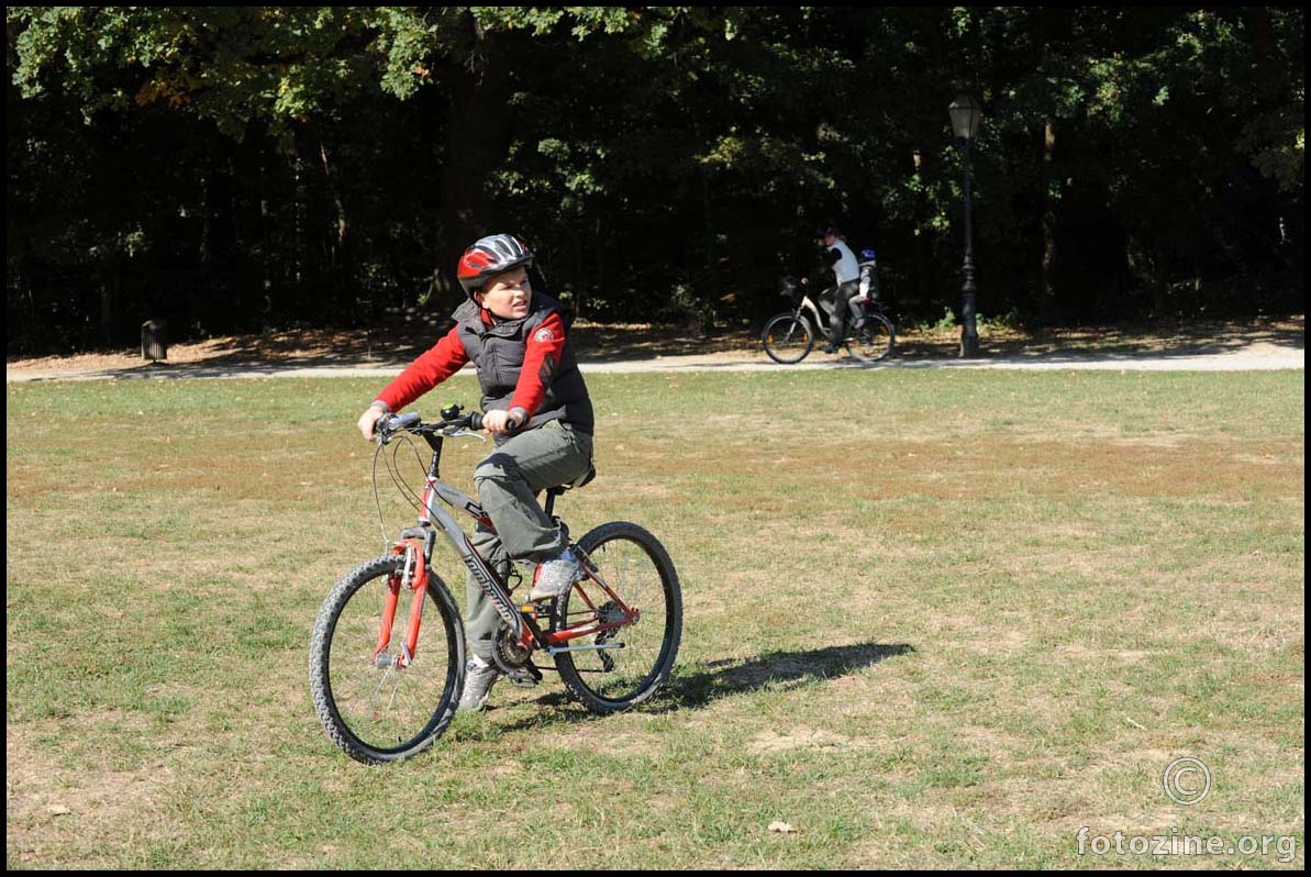 dječak na crvenom biciklu