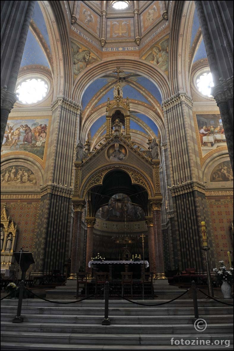 pogled prema glavnom oltaru đakovačke katedrale
