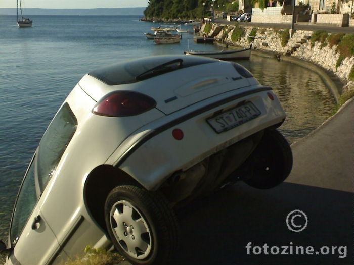 Auto u grabi
