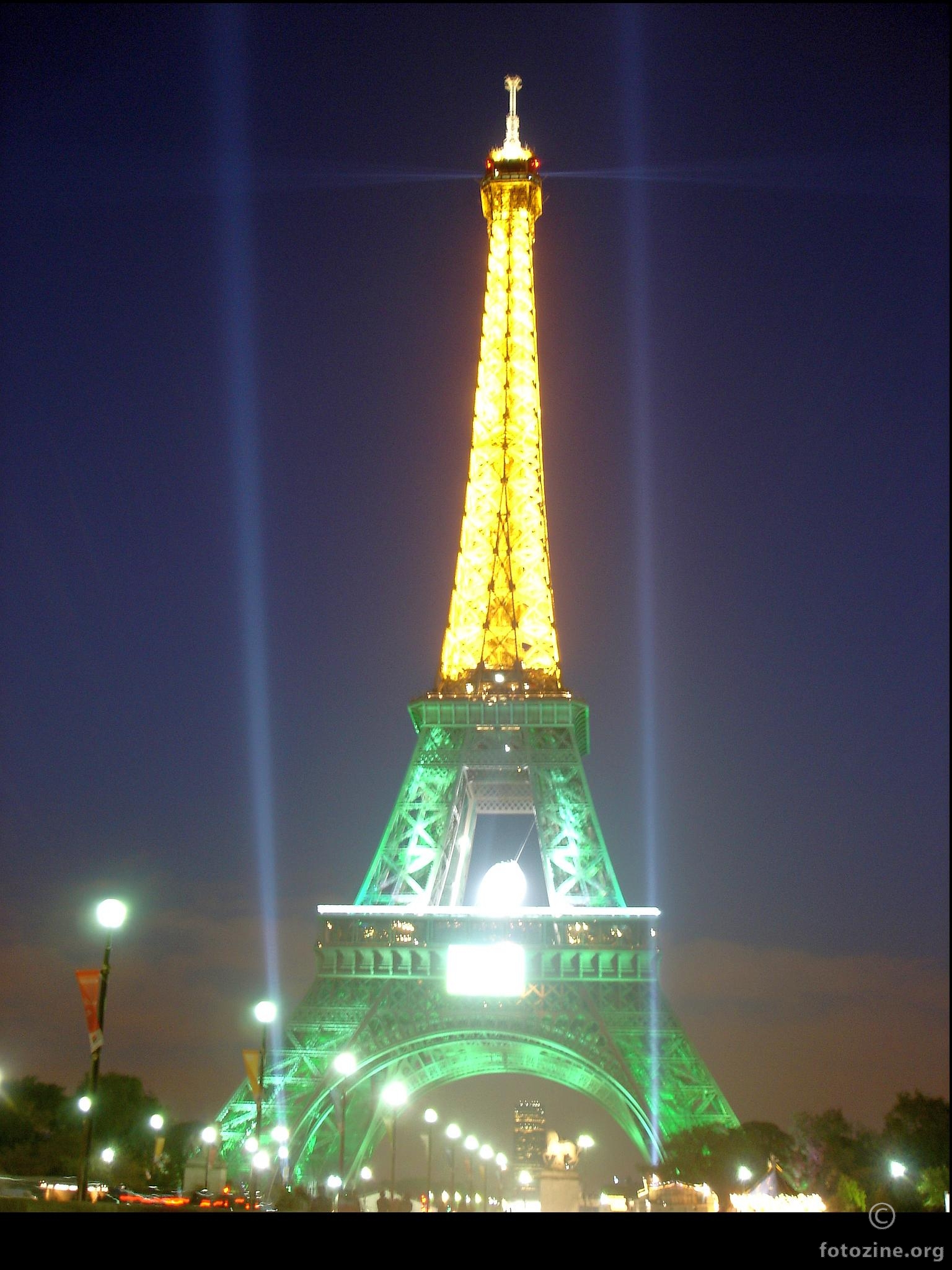 Eiffelov toranj noću