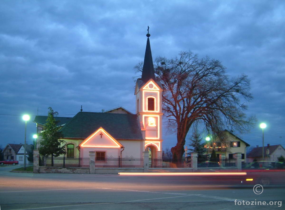 Bistrinačka crkva po noći
