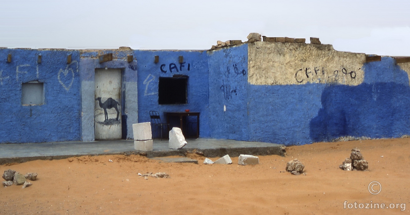 Kafić u središtu platoa Tademait oko 200 km do prve oaze središnja Sahara 1985