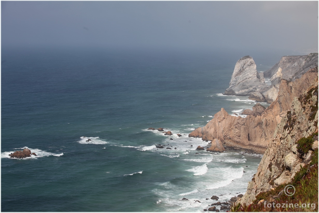 Cabo da Roca (hrvatski: Stjenoviti rt) ili Focinho Da Rosa (Crveni nos). Najzapadnija točka Europe i Portugala.