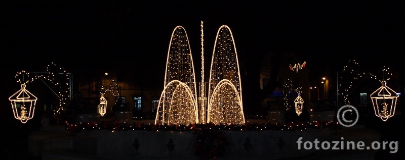 Gradska fontana u Božićnom ruhu