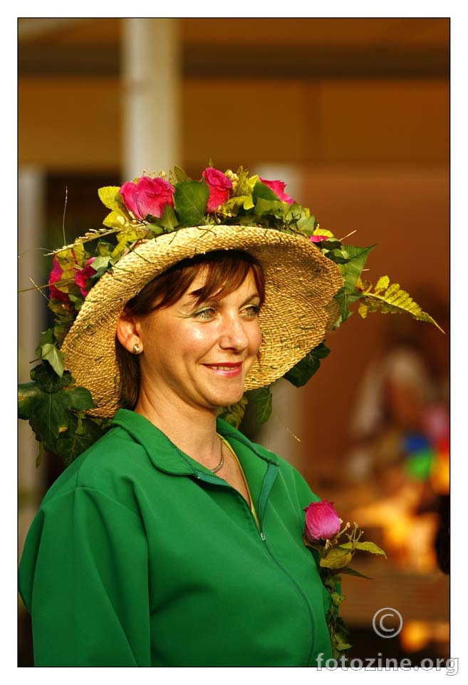 Žena sa cvjetnim šeširom