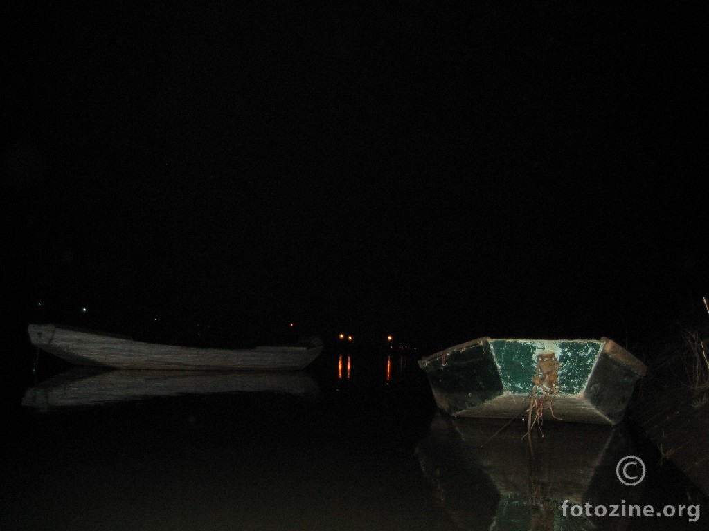 čamci u noći