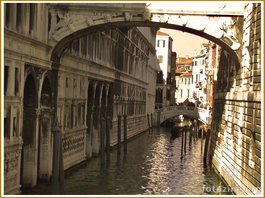 Pod venecijanskim kanalima i lukovima....