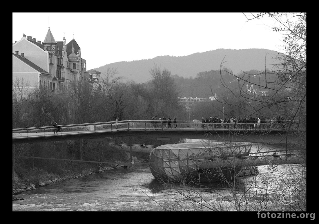 GRAZ most na rijeci sa modernim znamenitostima