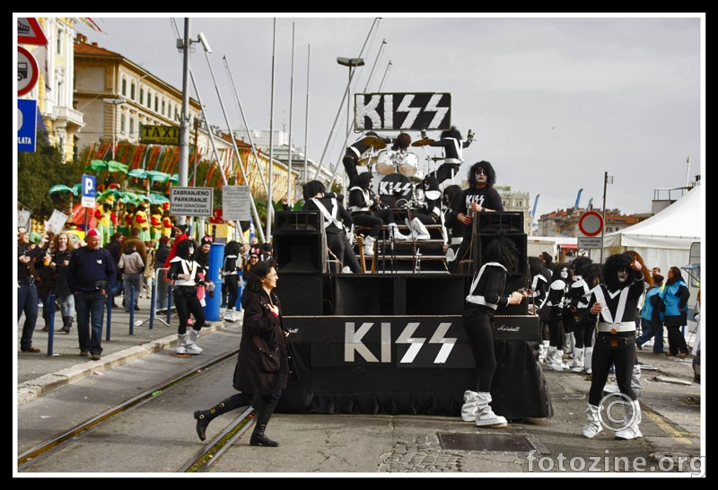 kiss in live