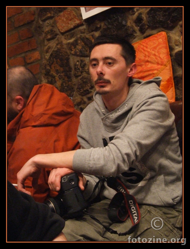 ...zamišljeni fotograf u narančastom okruženju....