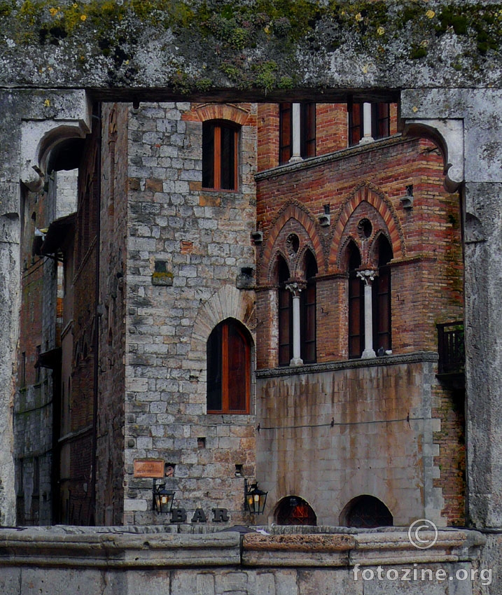 San Gimignano, Piazza della cisterna