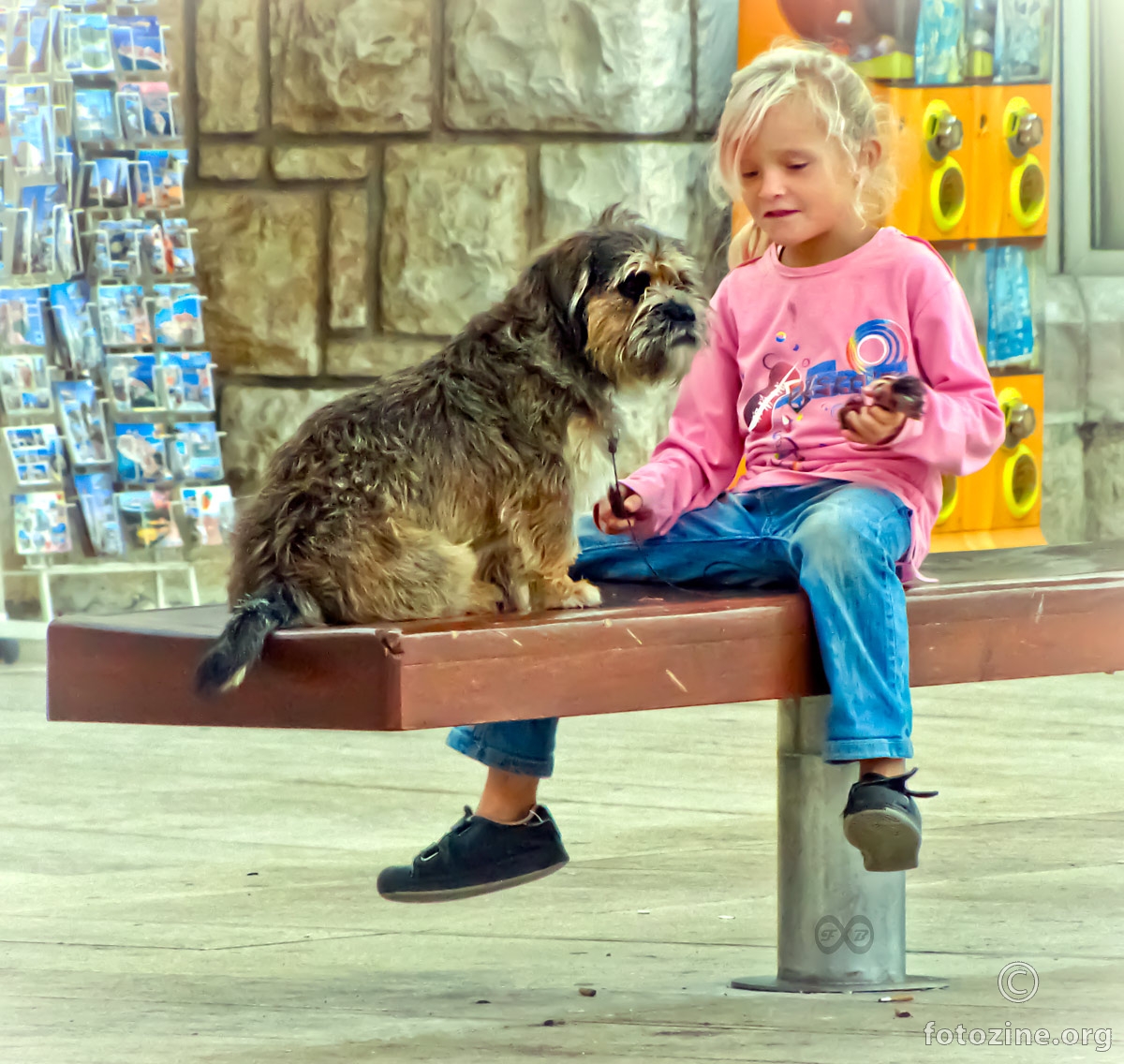 Umag - Djevojčica i pas