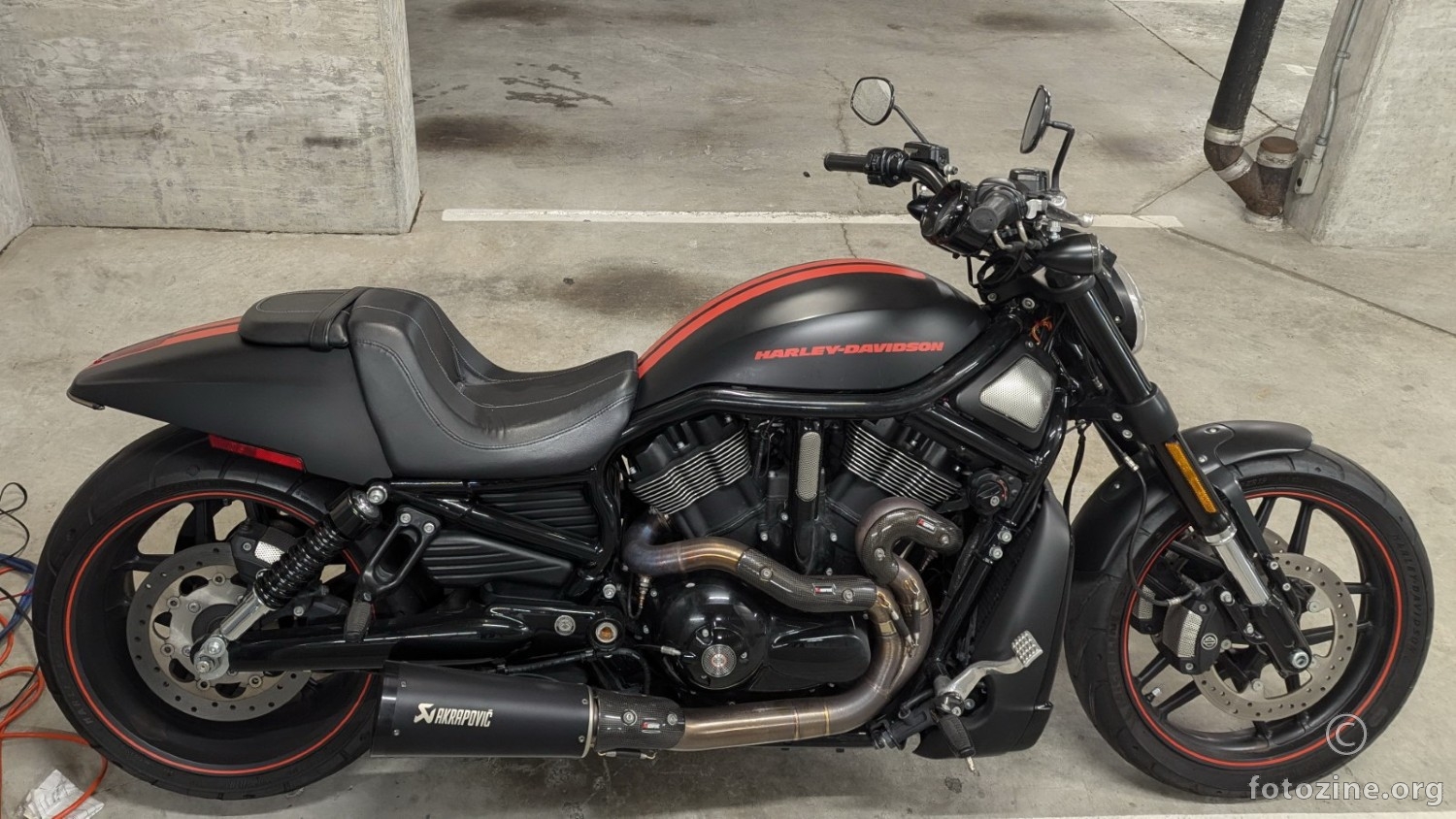 Harlej low rider sa Akrapovič auspuhom