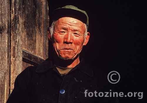 stari momak iz sela blizu zida