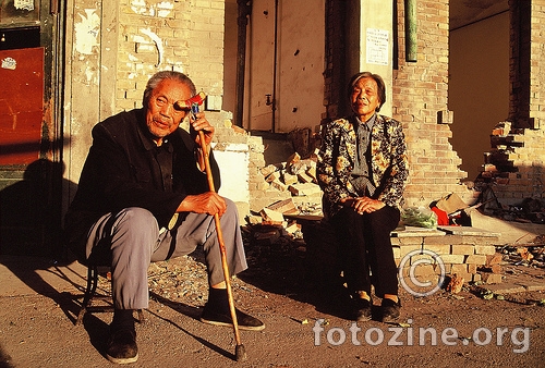 stari par,čekaju na izmještaj,njihova stara kuća se ruši za novogradnju,peking 2006