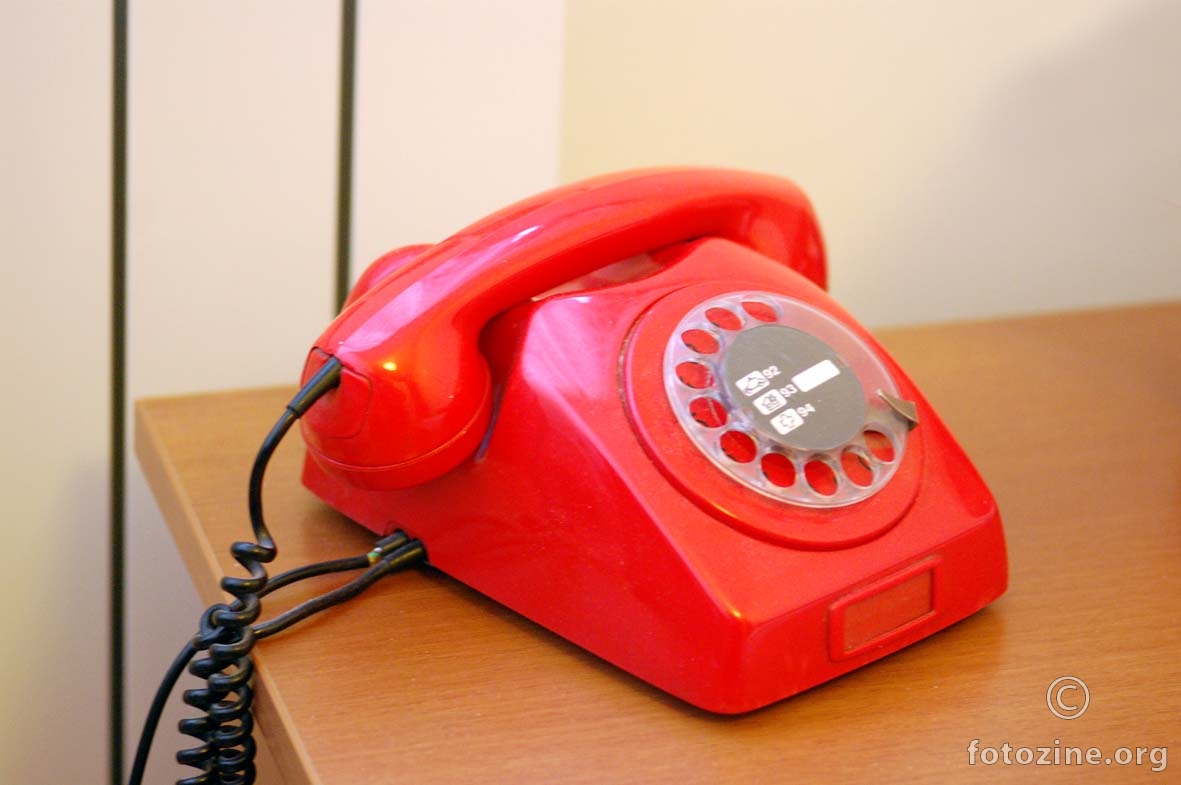 crveni telefon