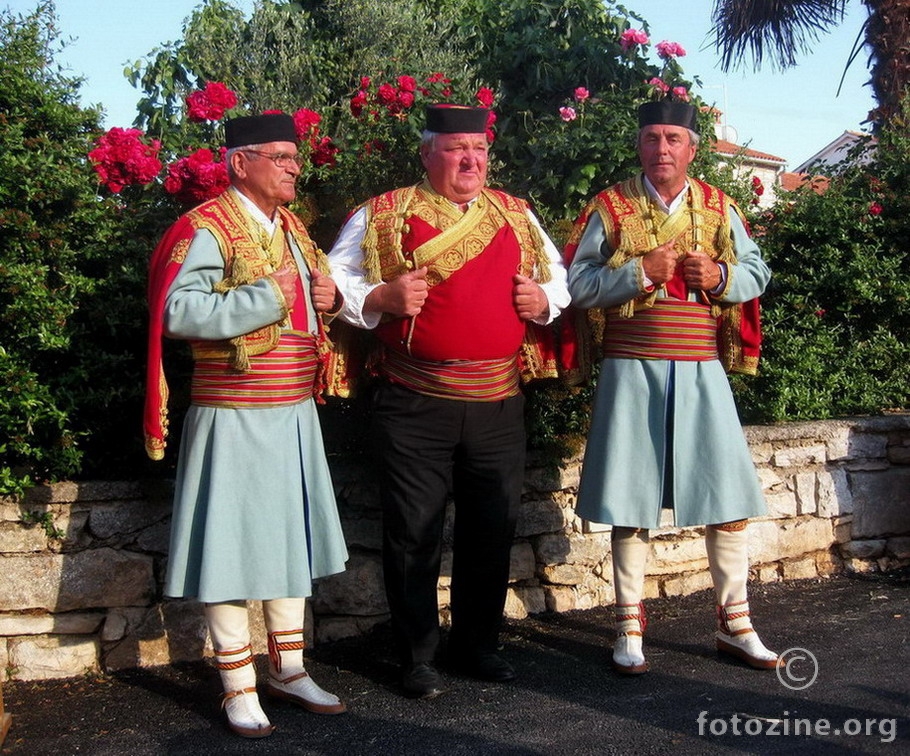 Tri kršna momka