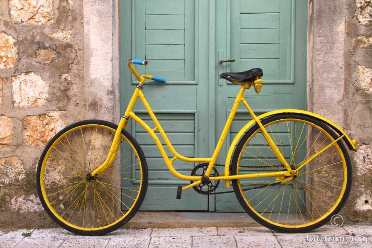 žuti bicikl....