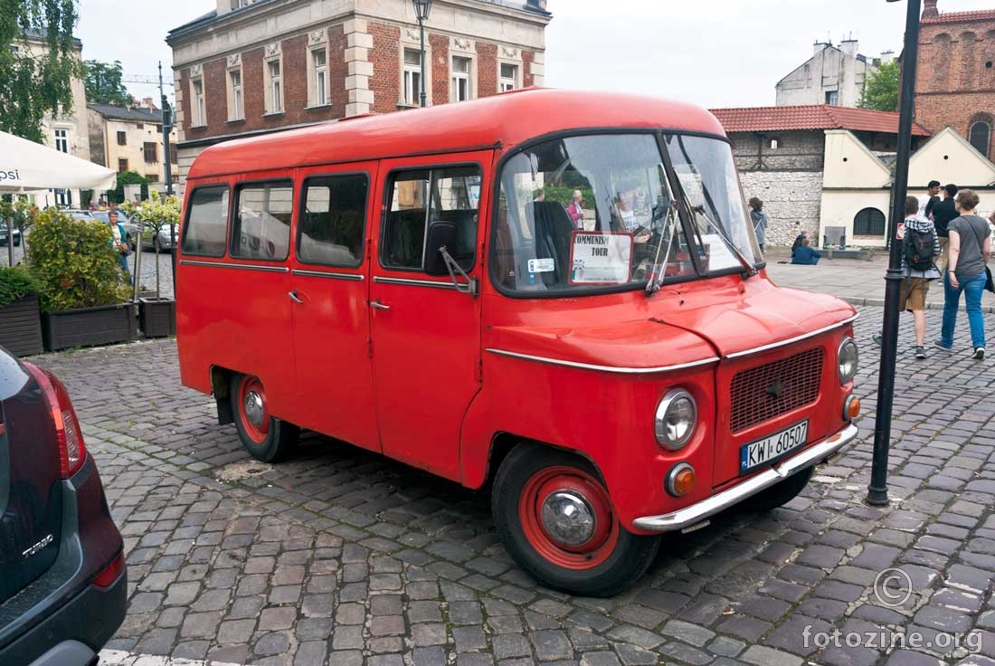 Crveni minibus